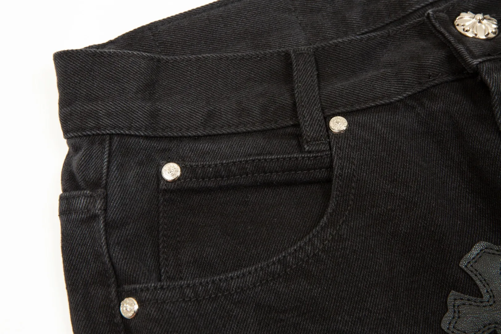 KE915#P230 The only correct leather label version on the market Chrome Hearts CH Cross embroidered distressed jeans Top ceiling quality 100% correct version The correct version is here!  Believe me this must be the best quality you will ever come across! ! Excellent value for money! !  Styles with different washes and textures are very friendly to people with thin legs and thick legs. The straight version is very flattering to the shape of the legs. The moderate length is timeless and easy to match. It is the basis of various styles and a must-have in the wardrobe! ! Add a little stacking to easily control the clean fit trend that has exploded this year. The fabric is stiff but also makes the upper body soft without losing texture. The sides and cuffs of some styles have a bone-wash effect. The vintage flavor pops up all at once. It’s really hard not to love it! ✅Correctly customize the Croxin metal leather label on the back panel. It is not sold directly with the cross on the finished jeans. 1:1 copying strives for excellence and the details are perfectly grasped. ✅The cross leather label is clear and smooth. Exquisite turning top craftsmanship. ✅Buttons, zippers and hardware are all customized versions of the Croxin LOGO. ✅High-cost washing process. Size: 28 30 32 34 36 (5 sizes)